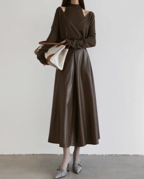 ブルベ冬服　上品な光沢感のある合成皮革風フレアロングスカート