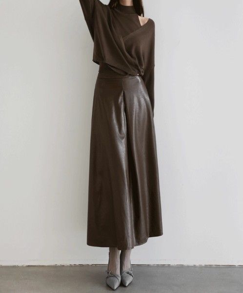 ブルベ冬服　上品な光沢感のある合成皮革風フレアロングスカート