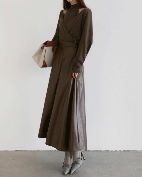 ブルベ冬服　上品な光沢感のある合成皮革風フレアロングスカート