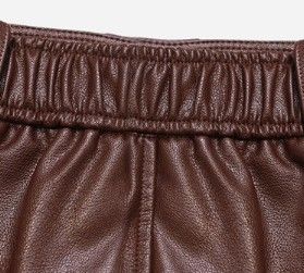 ブルベ冬服　上品な光沢感のある合成皮革風フレアロングスカート