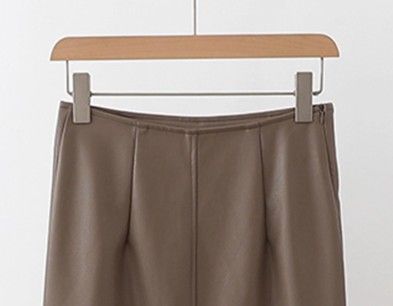 ブルベ夏/ブルベ冬服　上品な光沢感が美しいハイウエスト合成皮革タイトスカート