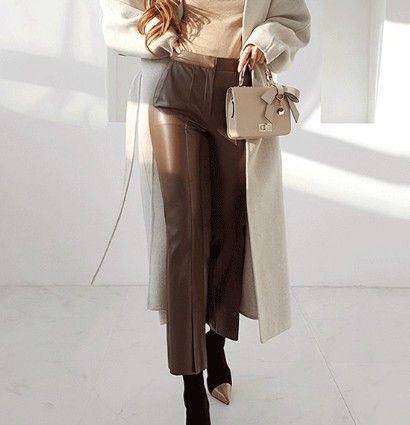 ブルベ夏/ブルベ冬服　高級感溢れる合成皮革九分丈フレアパンツ