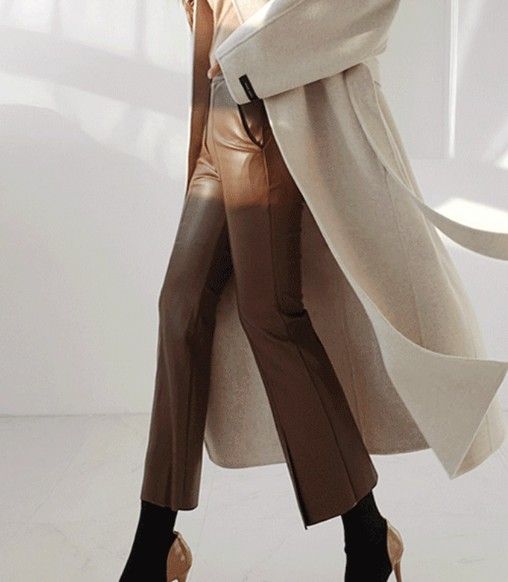 ブルベ夏/ブルベ冬服　高級感溢れる合成皮革九分丈フレアパンツ