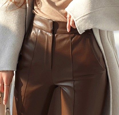 ブルベ夏/ブルベ冬服　高級感溢れる合成皮革九分丈フレアパンツ