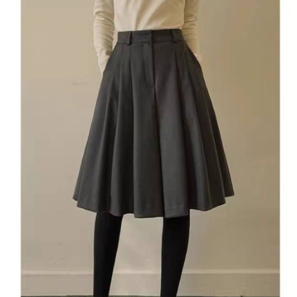 ブルベファッション 上品タック入り膝丈フレアスカート