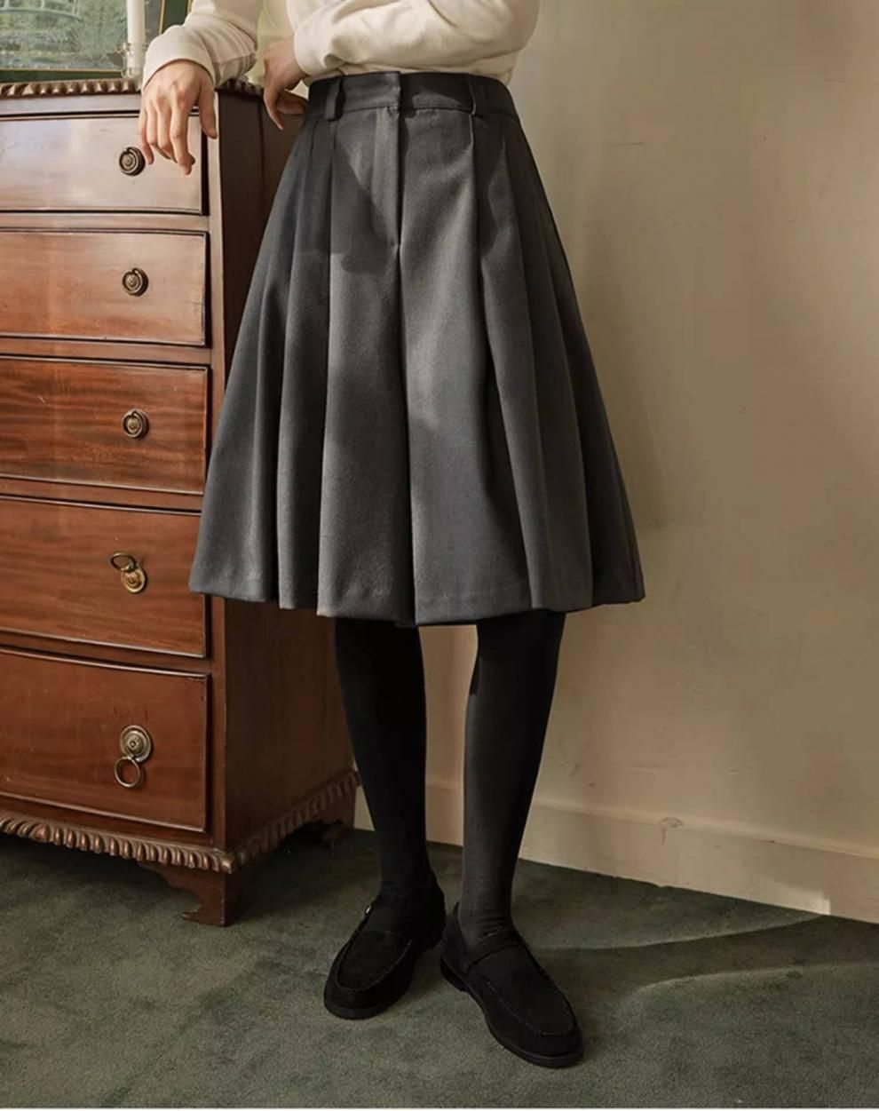 ブルベファッション 上品タック入り膝丈フレアスカート