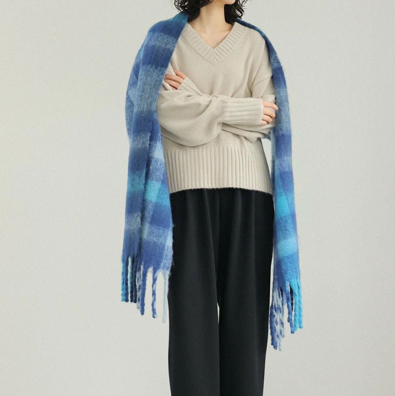 ブルベ夏/ブルベ冬服　ふわりと優しいブイネック長袖ニット