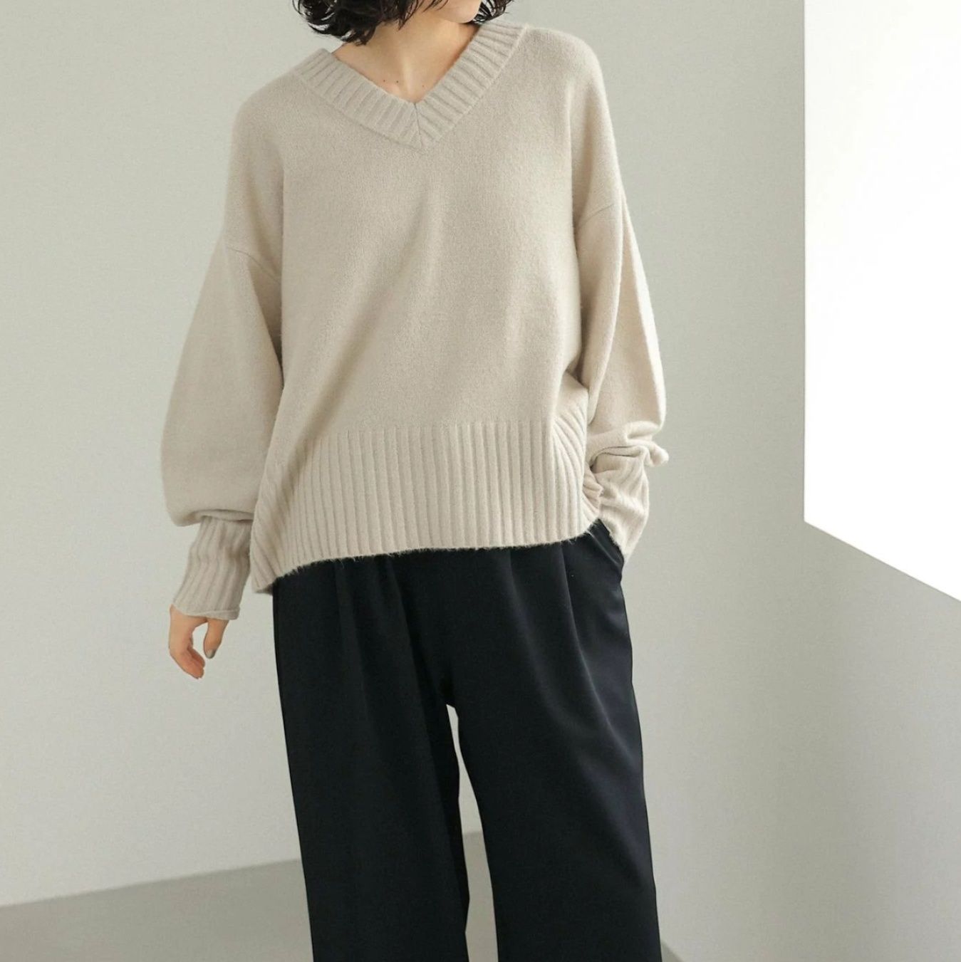 ブルベ夏/ブルベ冬服　ふわりと優しいブイネック長袖ニット