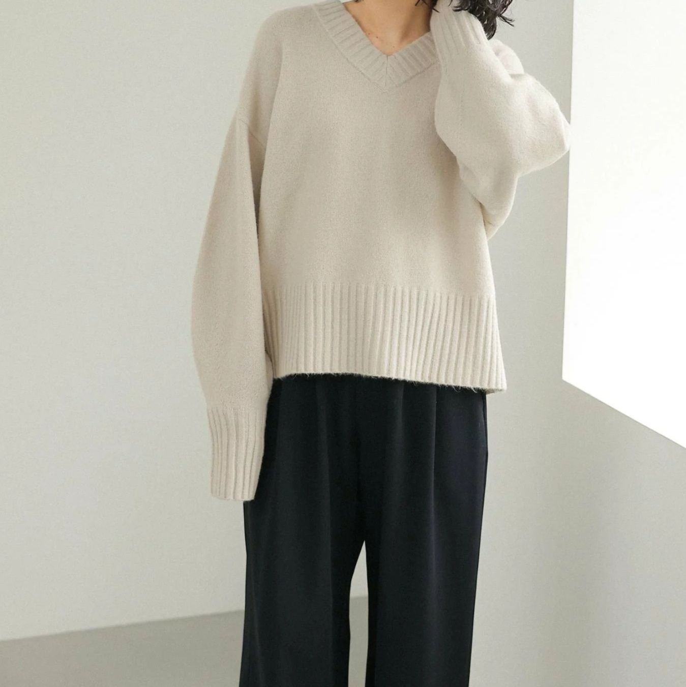ブルベ夏/ブルベ冬服　ふわりと優しいブイネック長袖ニット