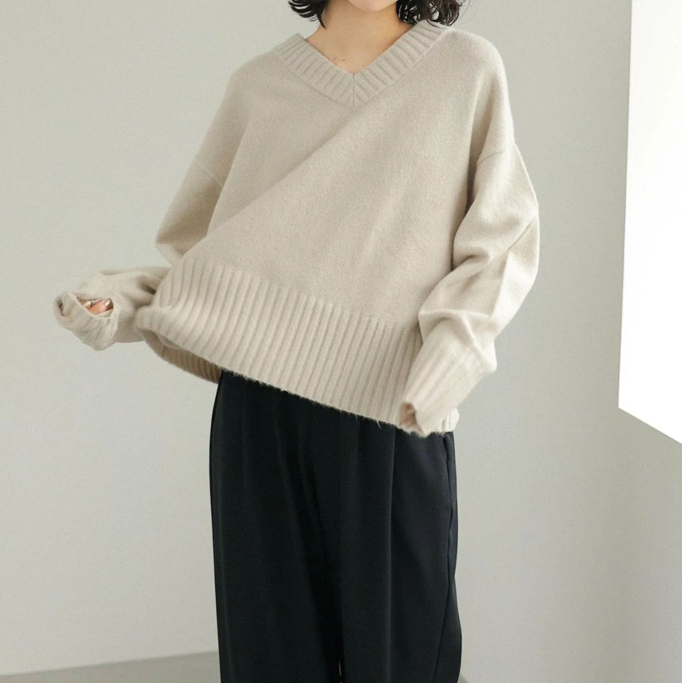 ブルベ夏/ブルベ冬服　ふわりと優しいブイネック長袖ニット