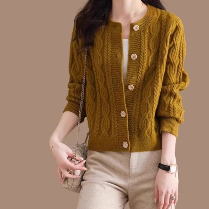 ブルベ夏/ブルベ冬　編み込み模様丸首ボタン留めカーディガン