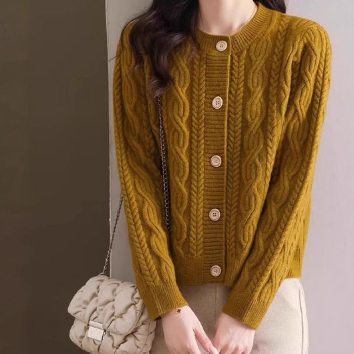 ブルベ夏/ブルベ冬　編み込み模様丸首ボタン留めカーディガン