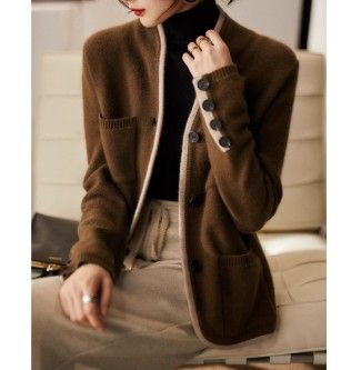 ブルベ夏/ブルベ冬服　上品な丸ボタン付きニットカーディガン