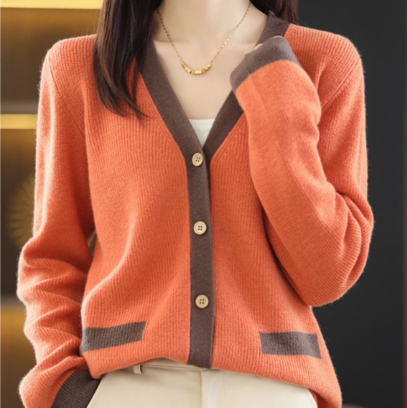 ブルベ夏/ブルベ冬服　配色切替ボタン付深襟ニット・カーディガン