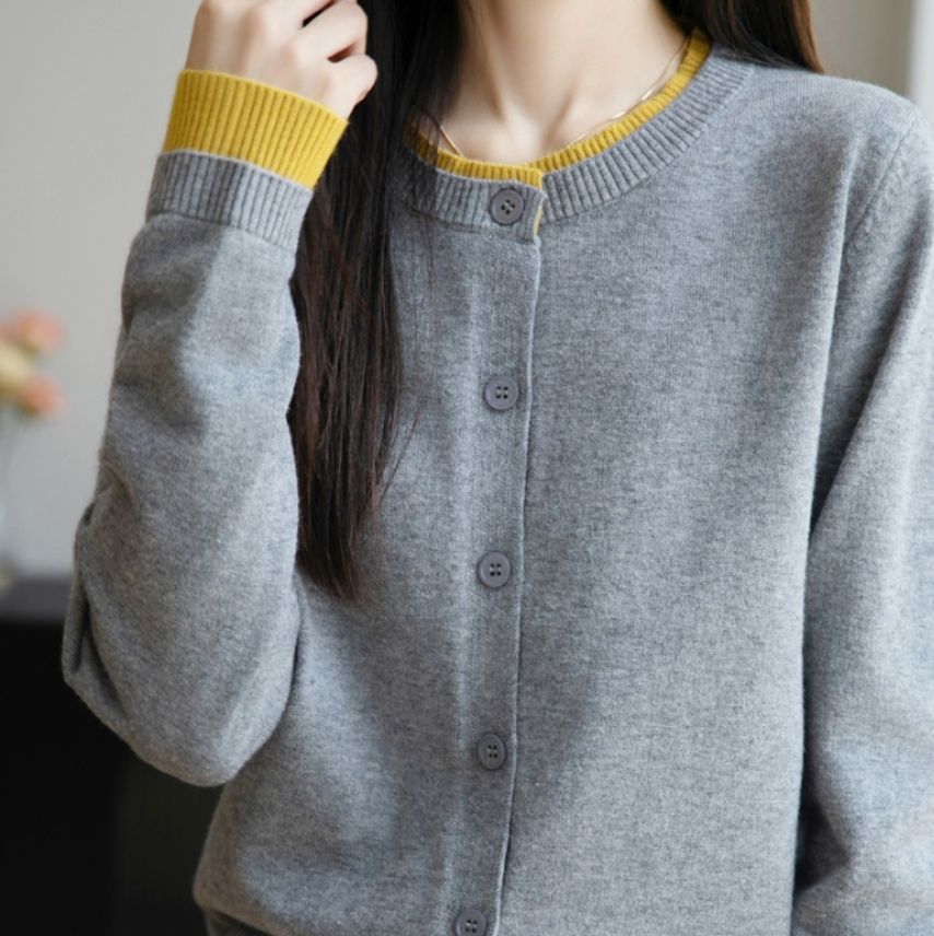 ブルベ夏/ブルベ冬服　配色ラインが映える丸襟ボタン留めニットカーディガン