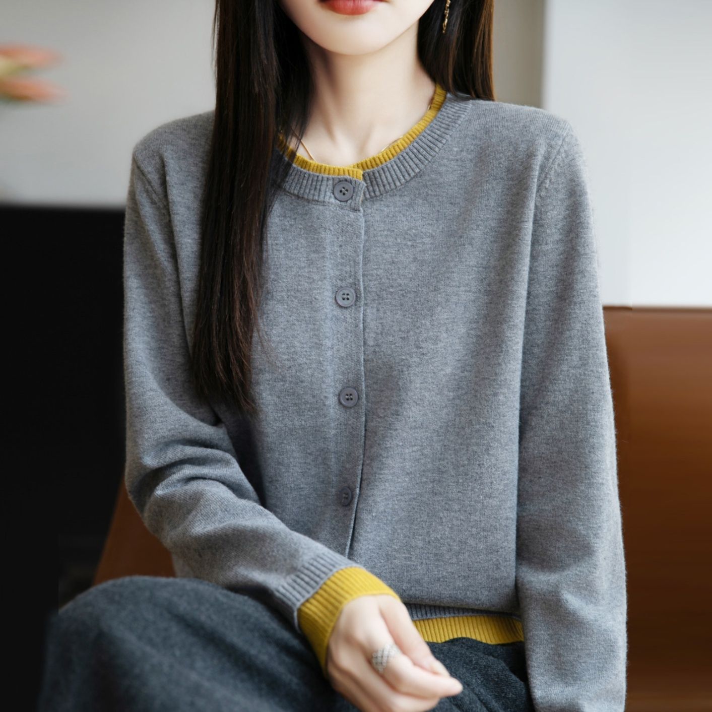 ブルベ夏/ブルベ冬服　配色ラインが映える丸襟ボタン留めニットカーディガン
