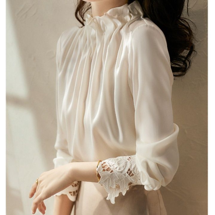 ブルベ夏服　立体プリーツネック刺繍袖口ブラウス