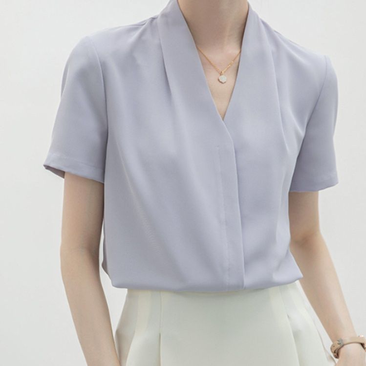 ブルベ夏服　深めブイネック半袖とろみブラウス