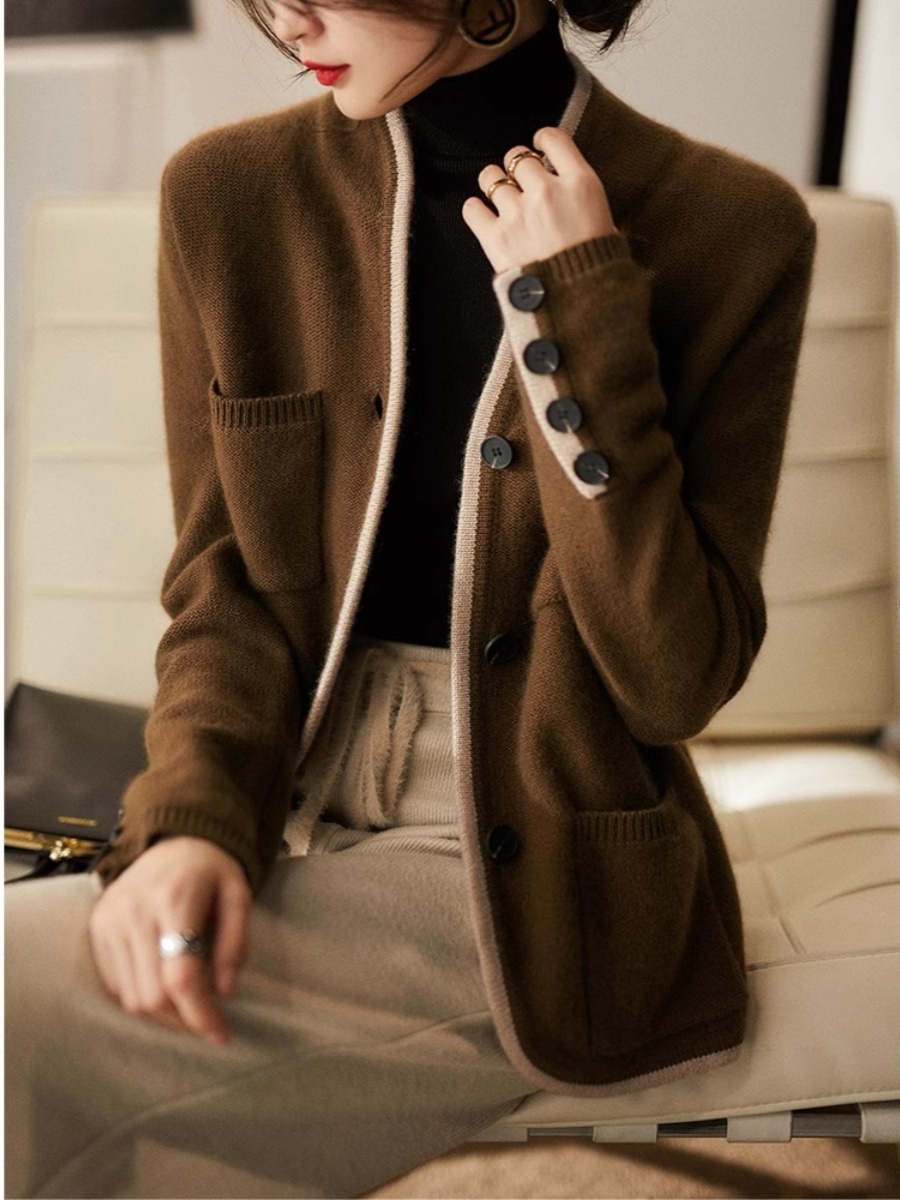 ブルベ夏/ブルベ冬服　上品な丸ボタン付きニットカーディガン