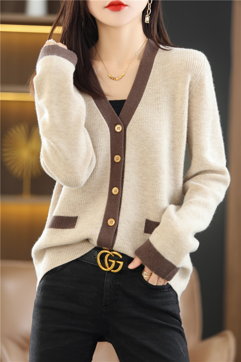 ブルベ夏/ブルベ冬服　配色切替ボタン付深襟ニット・カーディガン