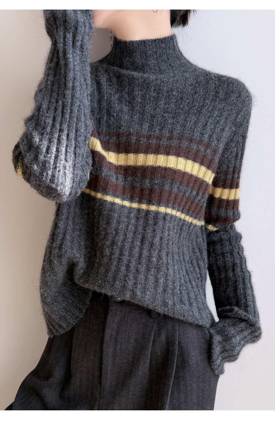 ブルベ夏服　マルチボーダー柄タートルネックリブニット