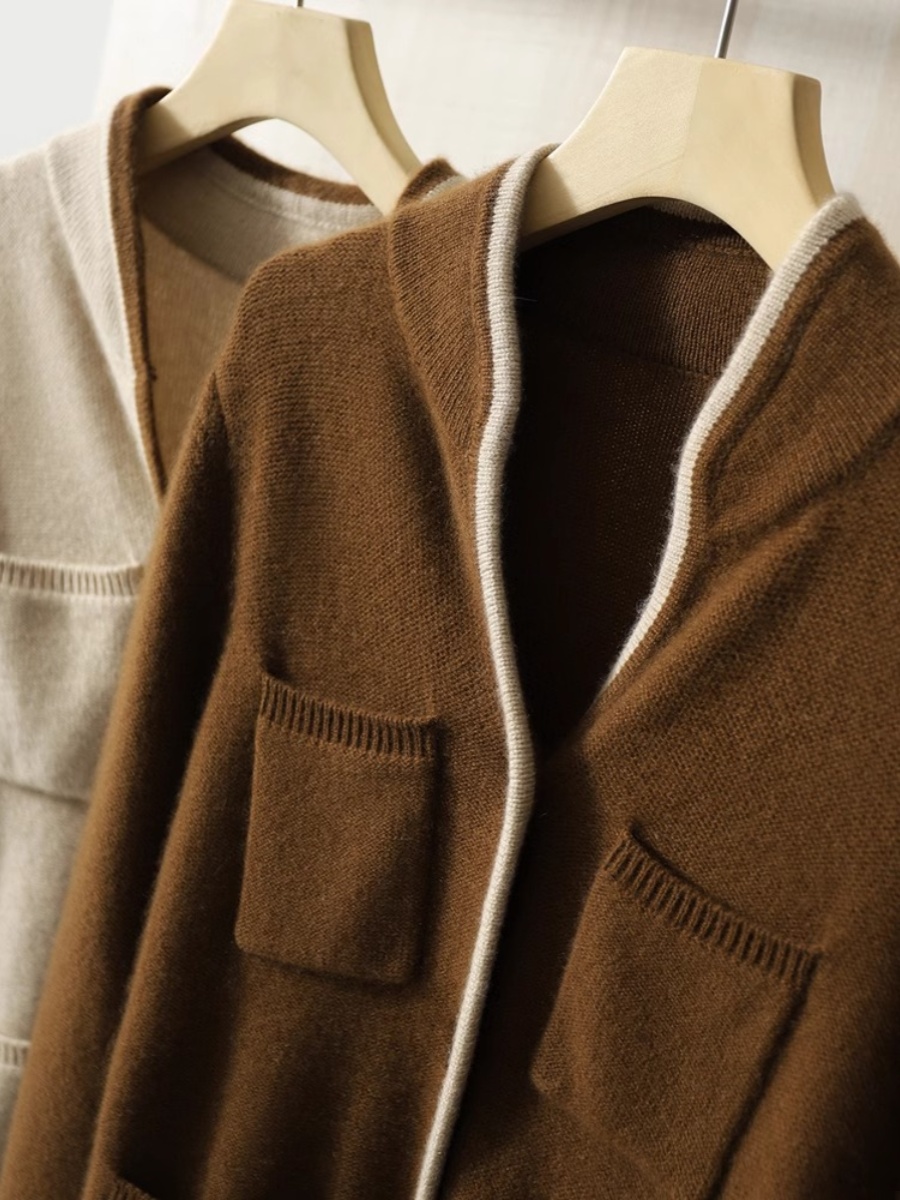 ブルベ夏/ブルベ冬服　上品な丸ボタン付きニットカーディガン