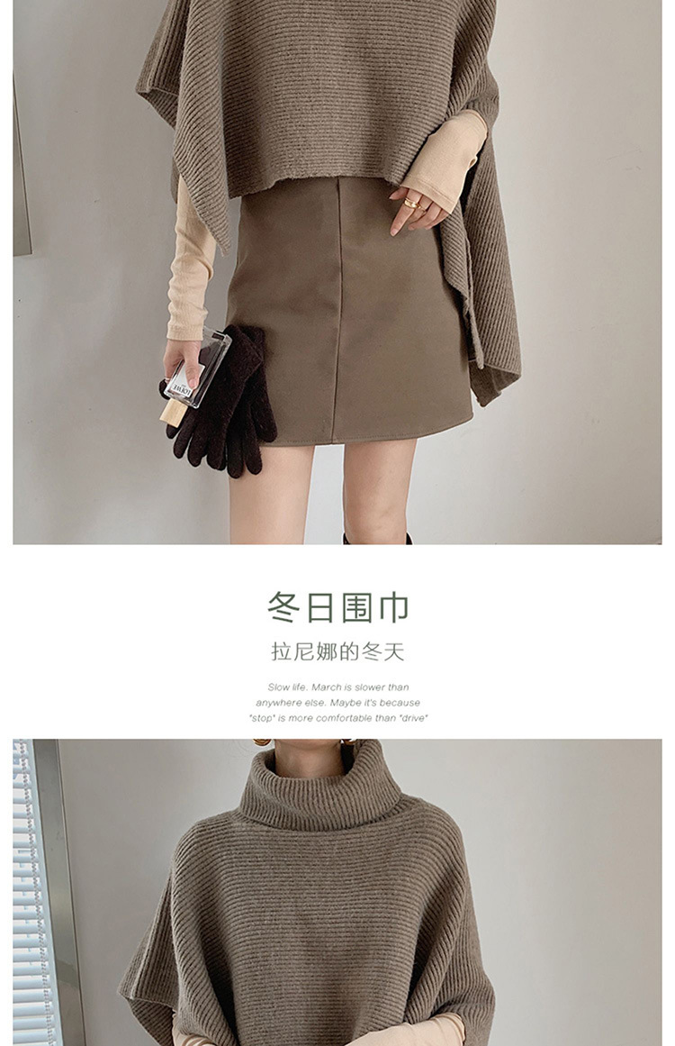 ブルベファッション タートルネック風ケープ型ニット