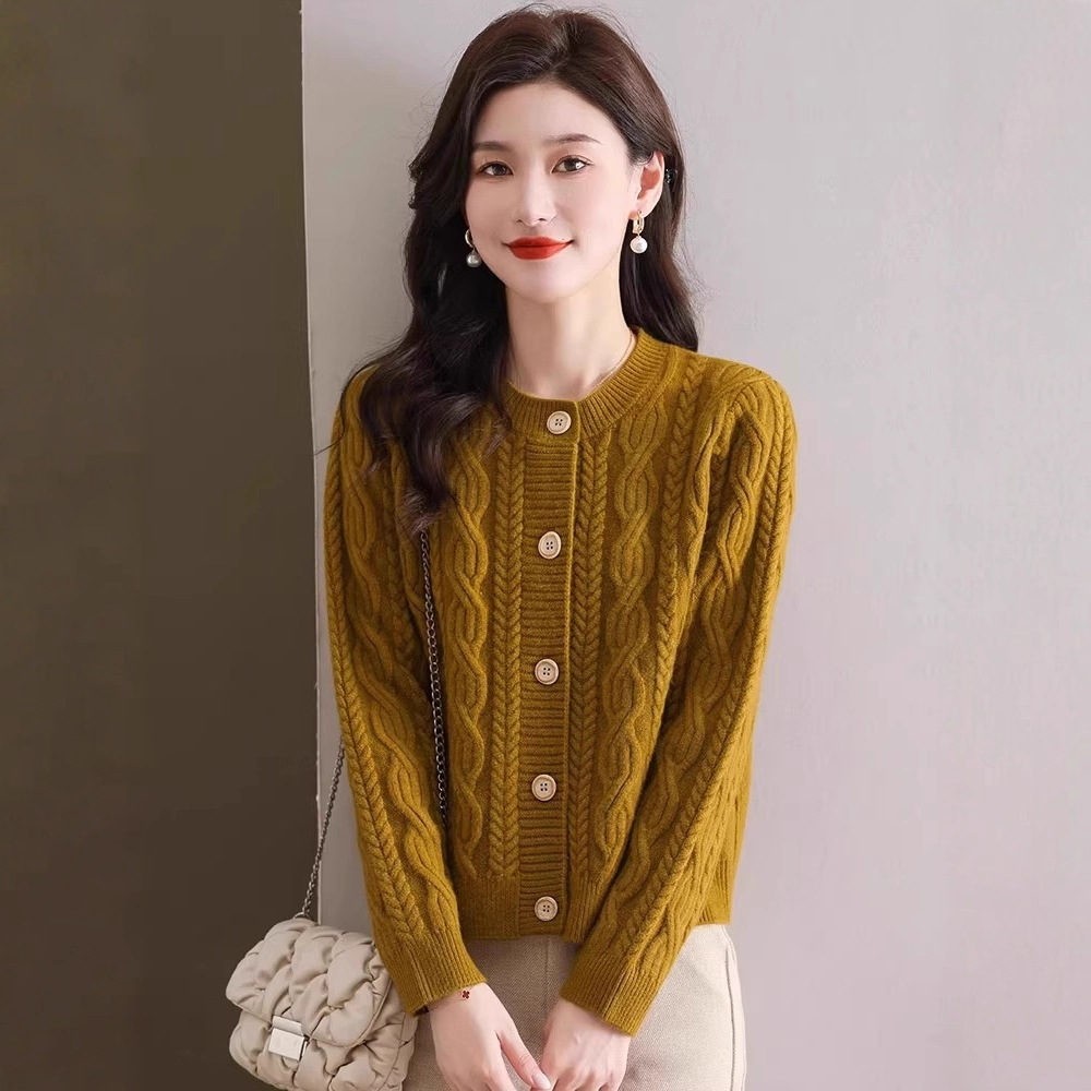 ブルベ夏/ブルベ冬　編み込み模様丸首ボタン留めカーディガン