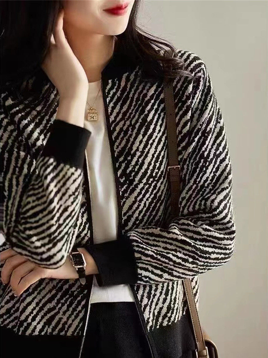 ブルベ夏/ブルベ冬服　ゼブラ柄ニットジップアップブルゾン