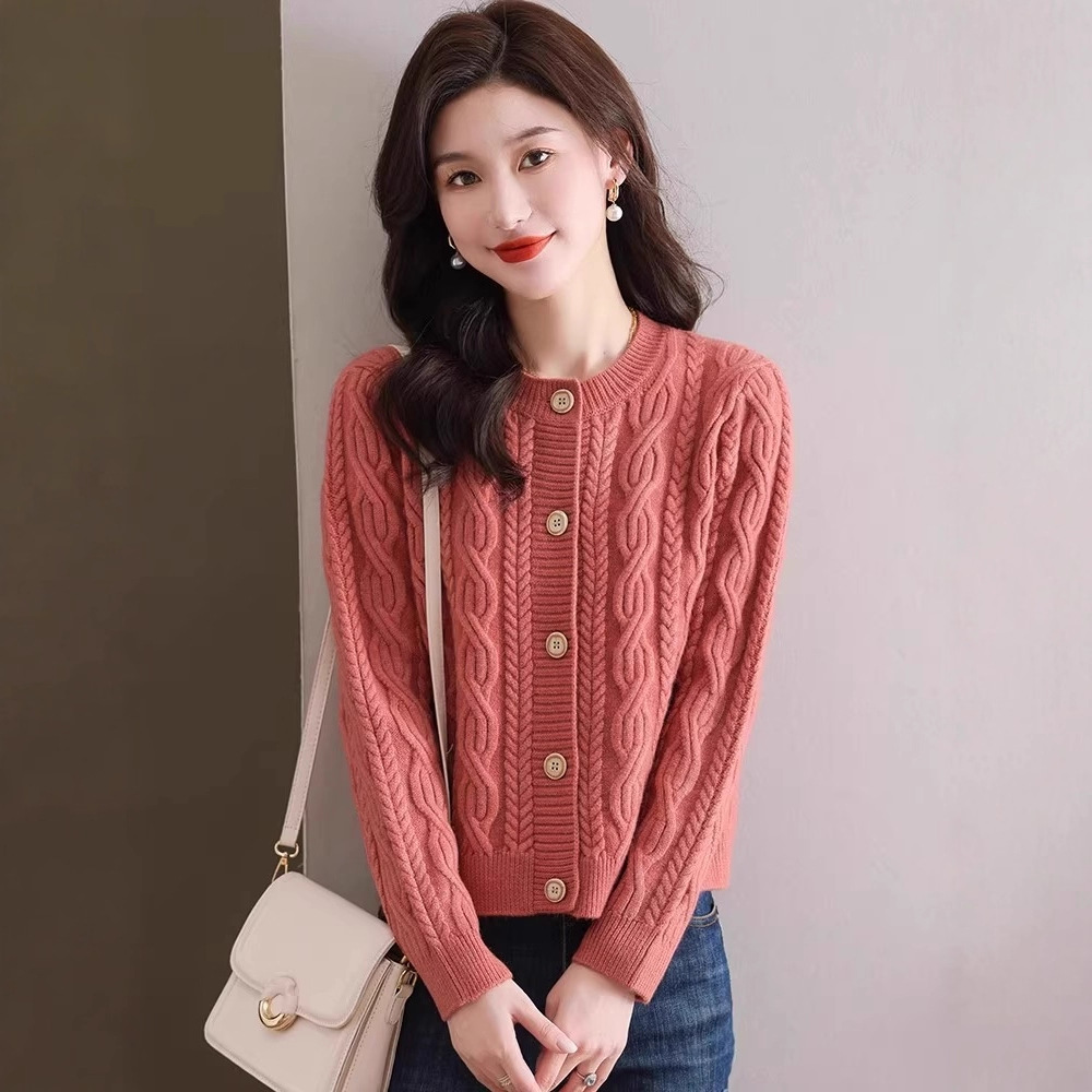 ブルベ夏/ブルベ冬　編み込み模様丸首ボタン留めカーディガン
