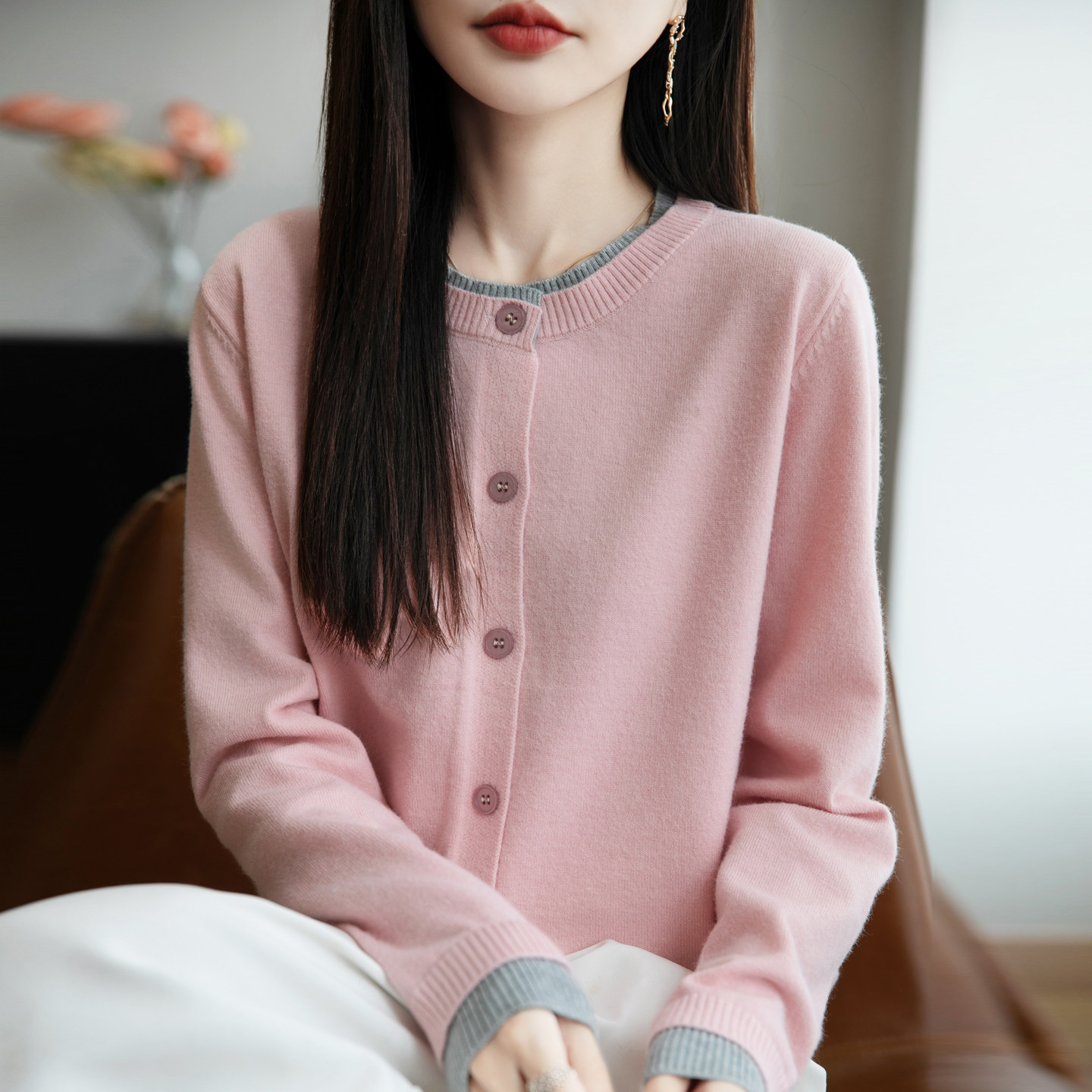 ブルベファッション 配色ラインが映える丸襟ボタン留めニットカーディガン