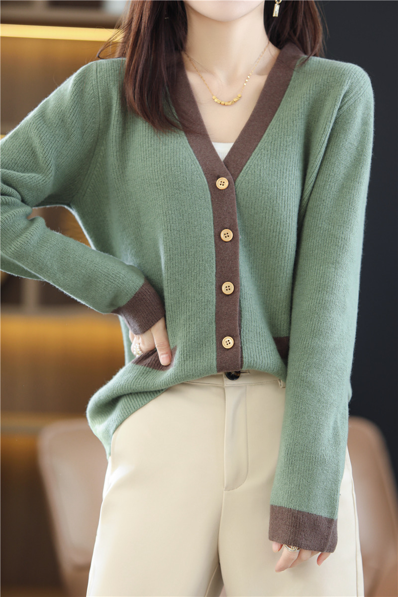 ブルベ夏/ブルベ冬服　配色切替ボタン付深襟ニット・カーディガン
