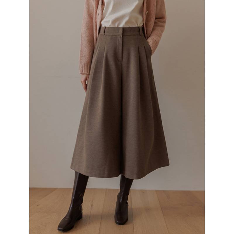 ブルベ夏/ブルベ冬服 上品な女性らしさを演出するハイウエストガウチョパンツ