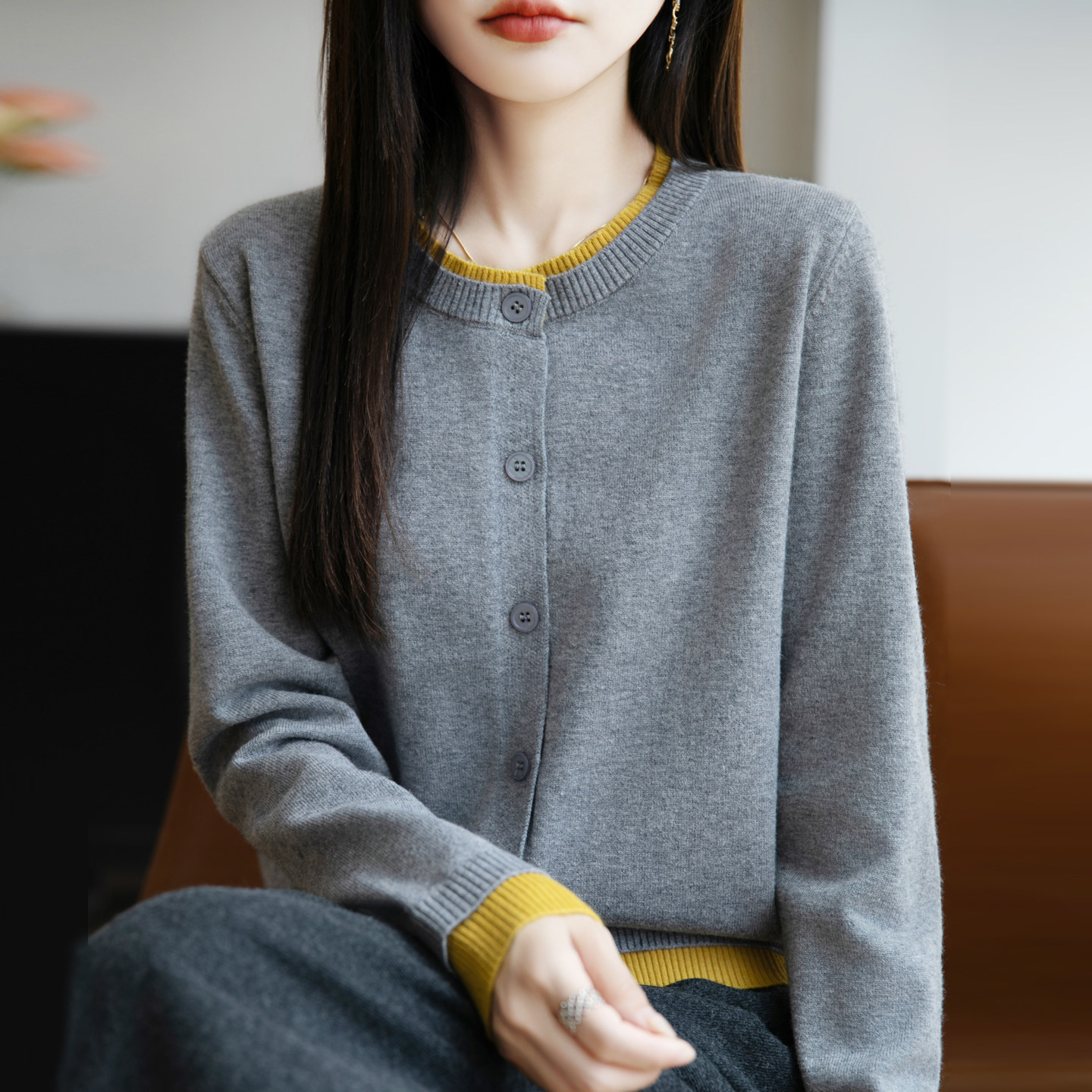 ブルベファッション 配色ラインが映える丸襟ボタン留めニットカーディガン