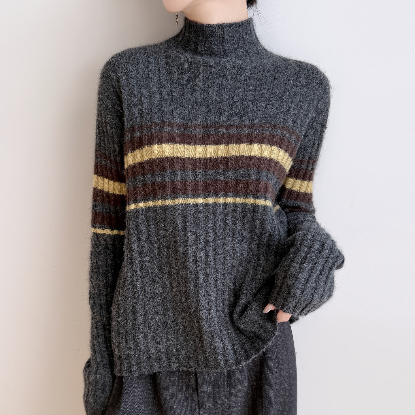 ブルベ夏服　マルチボーダー柄タートルネックリブニット