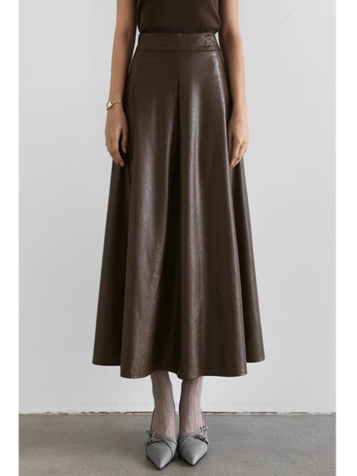 ブルベ冬服　上品な光沢感のある合成皮革風フレアロングスカート