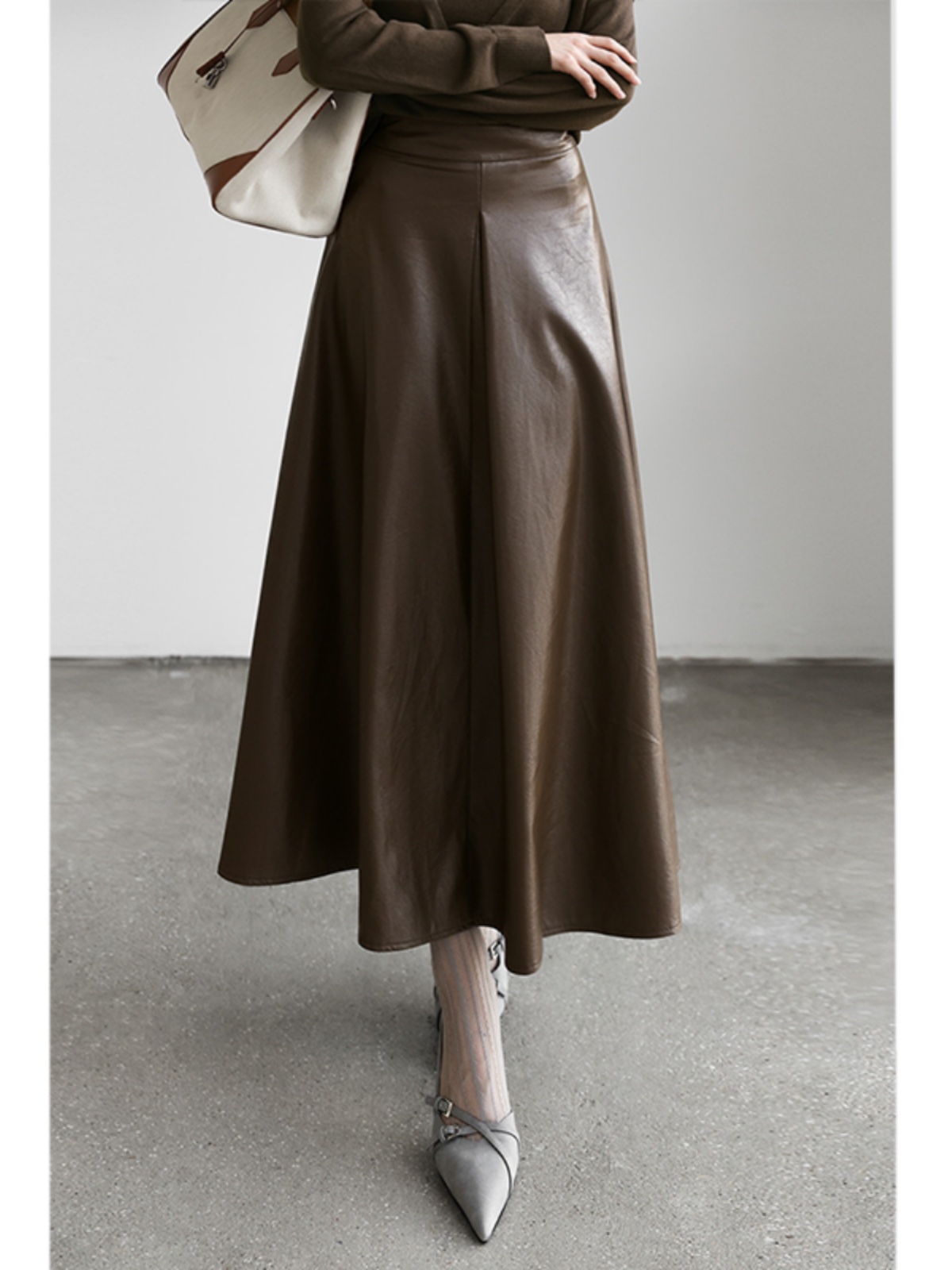 ブルベ冬服 上品な光沢感のある合成皮革風フレアロングスカート