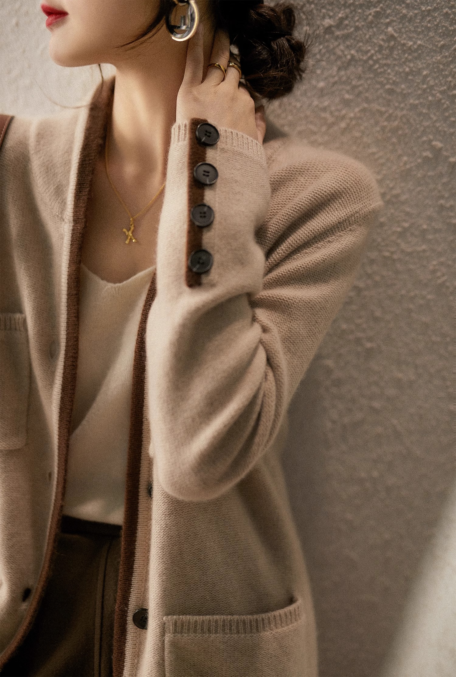 ブルベ夏/ブルベ冬服　上品な丸ボタン付きニットカーディガン