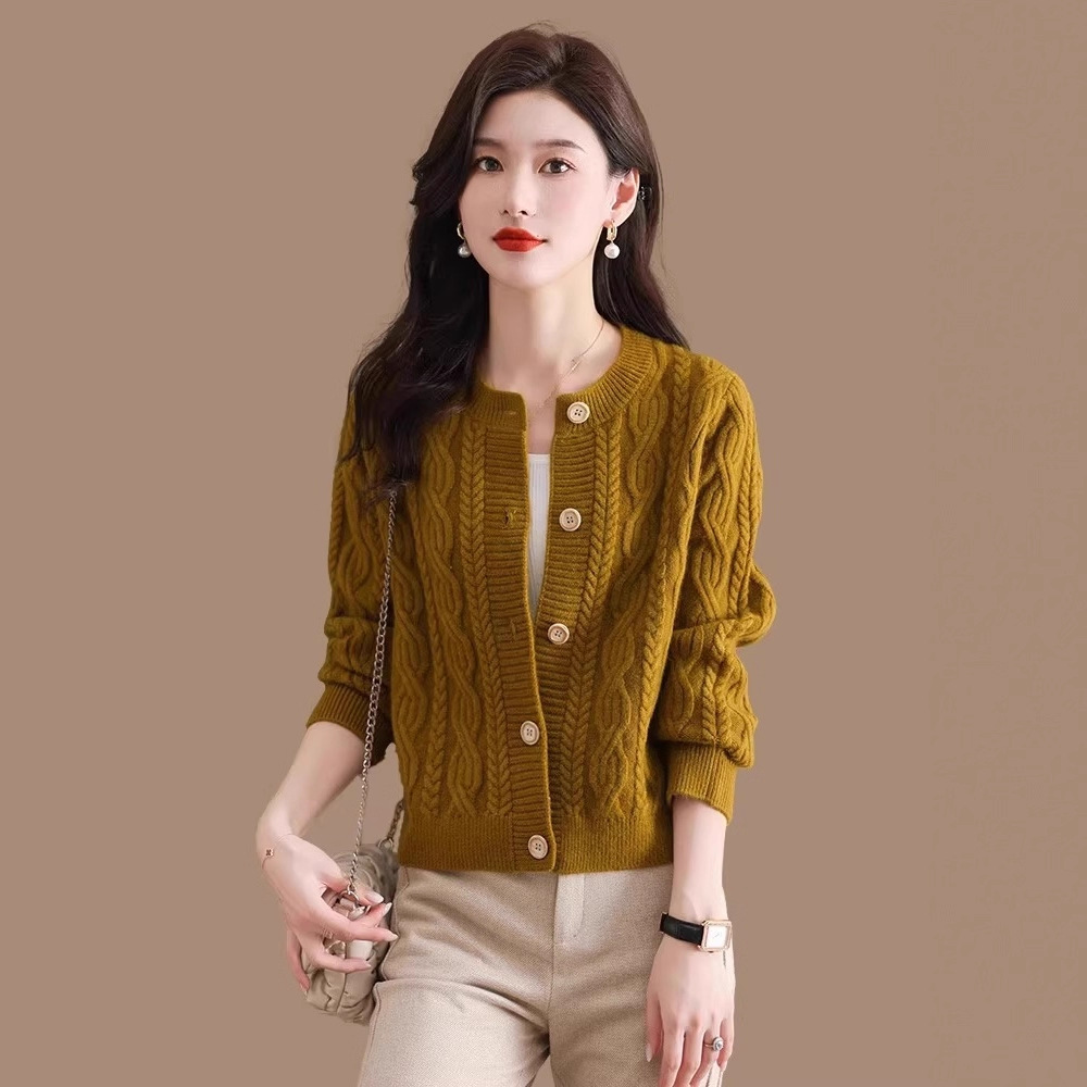 ブルベ夏/ブルベ冬　編み込み模様丸首ボタン留めカーディガン