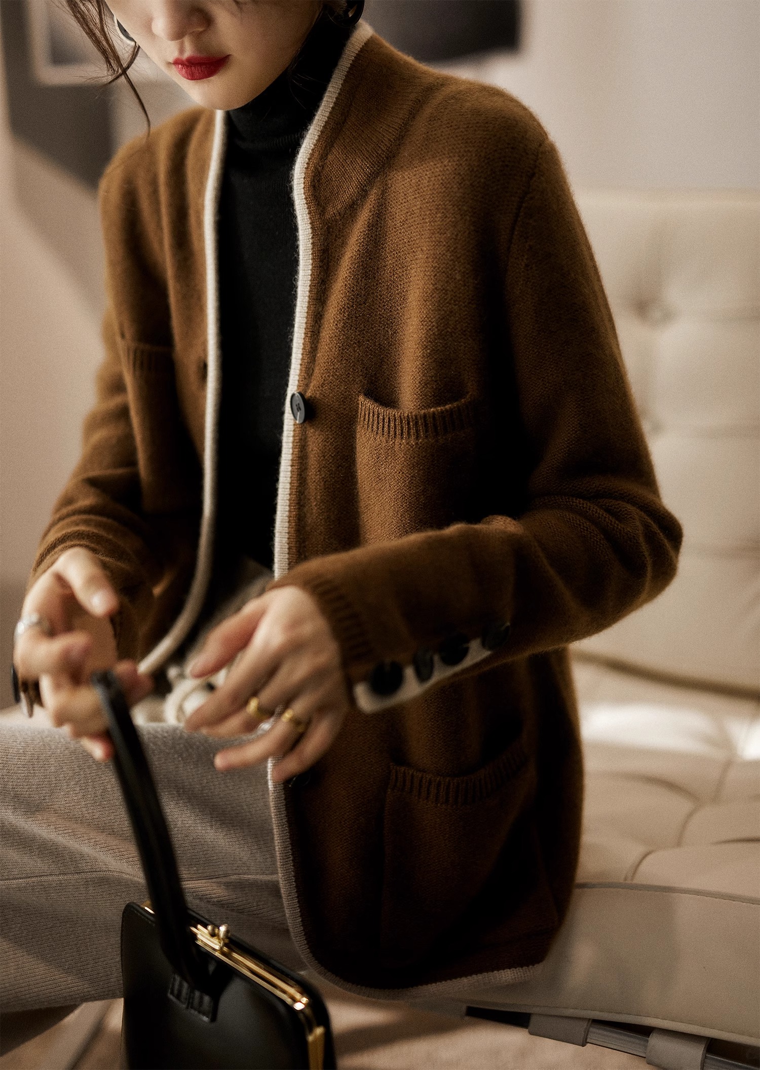 ブルベ夏/ブルベ冬服　上品な丸ボタン付きニットカーディガン