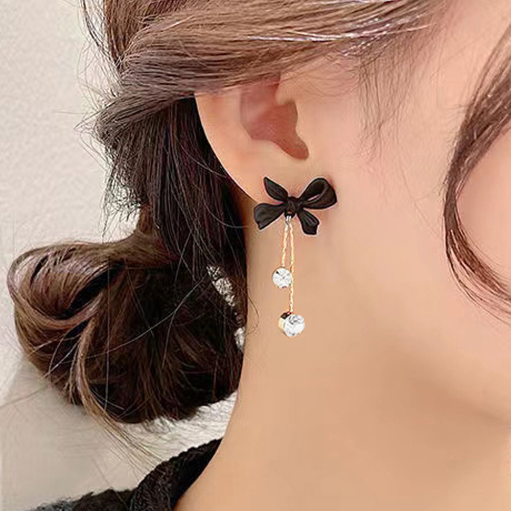 イエベ映え　黒リボンキラめきロングピアス アクセサリー（イエベ春向け・イエベ秋向け）