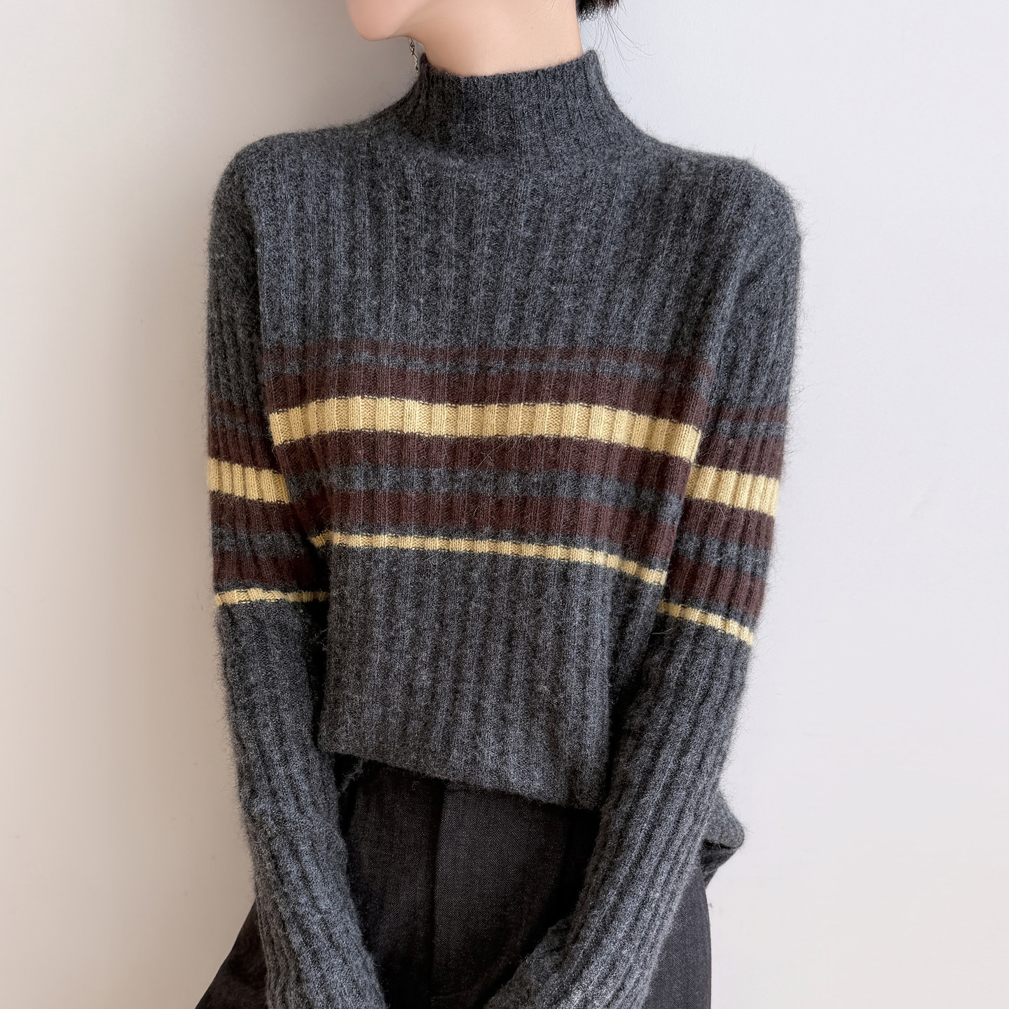 ブルベ夏服　マルチボーダー柄タートルネックリブニット