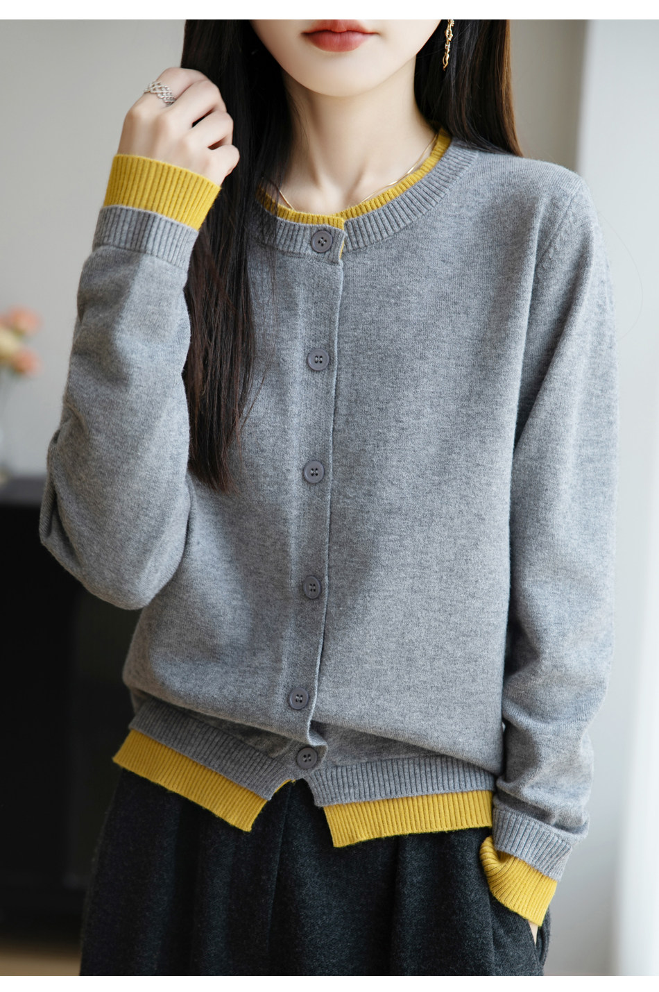 ブルベファッション 配色ラインが映える丸襟ボタン留めニットカーディガン