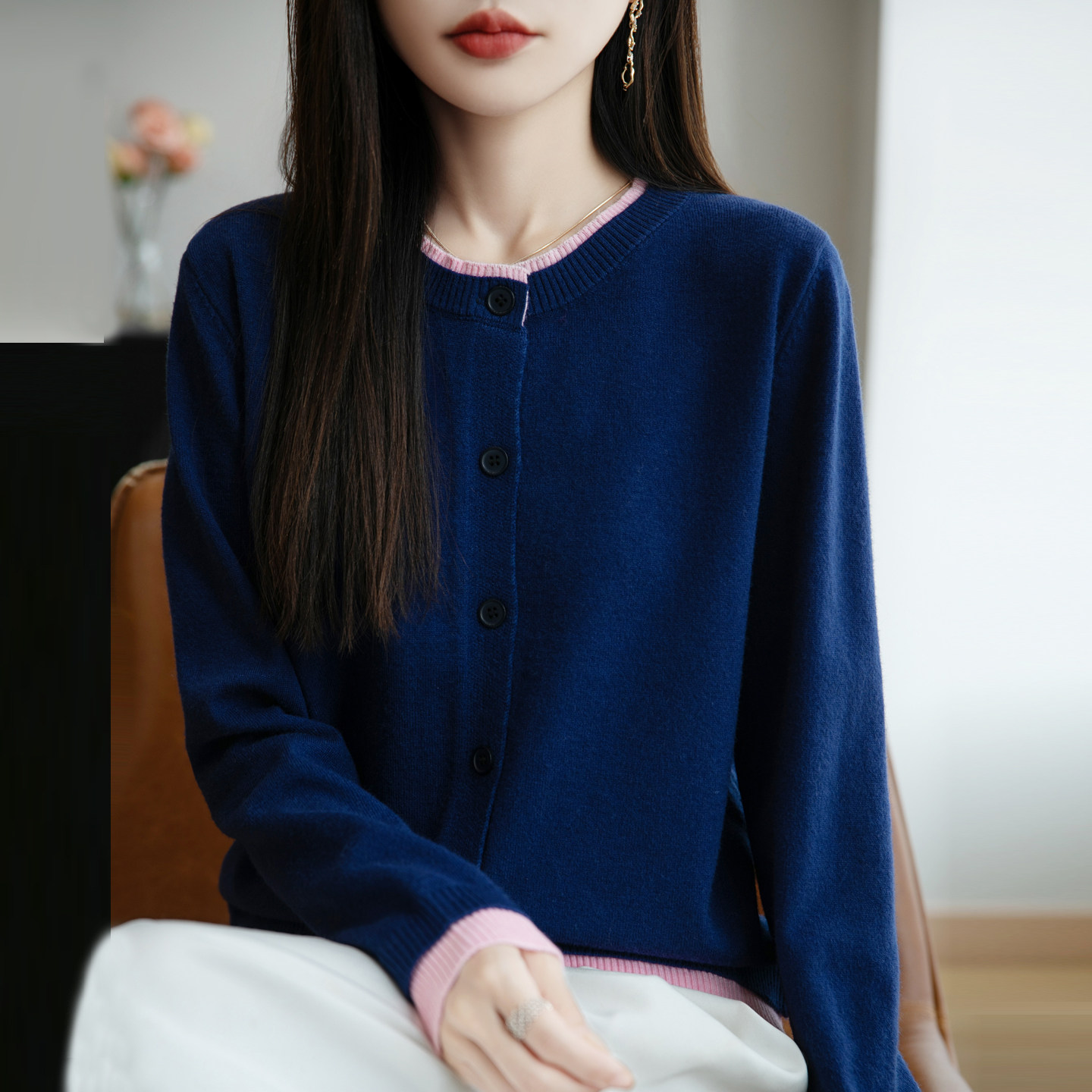 ブルベファッション 配色ラインが映える丸襟ボタン留めニットカーディガン