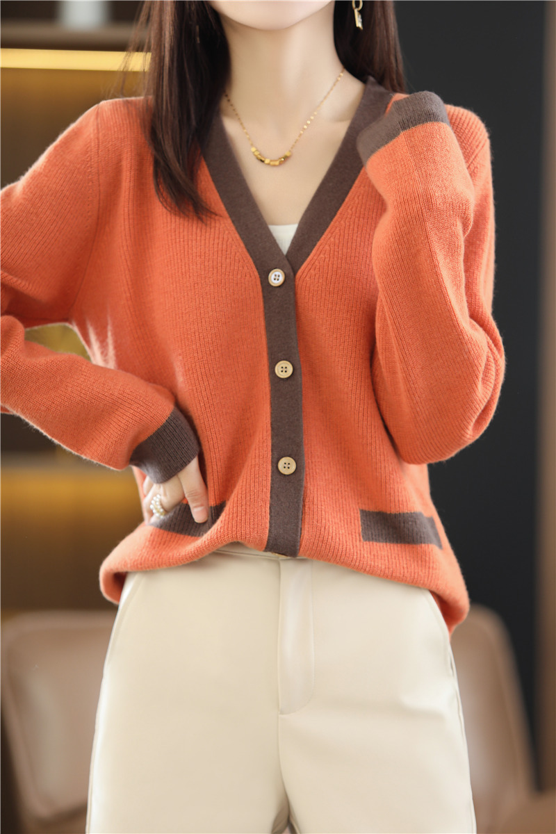 ブルベ夏/ブルベ冬服　配色切替ボタン付深襟ニット・カーディガン