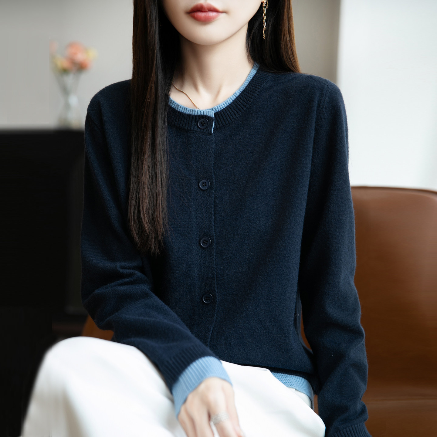 ブルベファッション 配色ラインが映える丸襟ボタン留めニットカーディガン