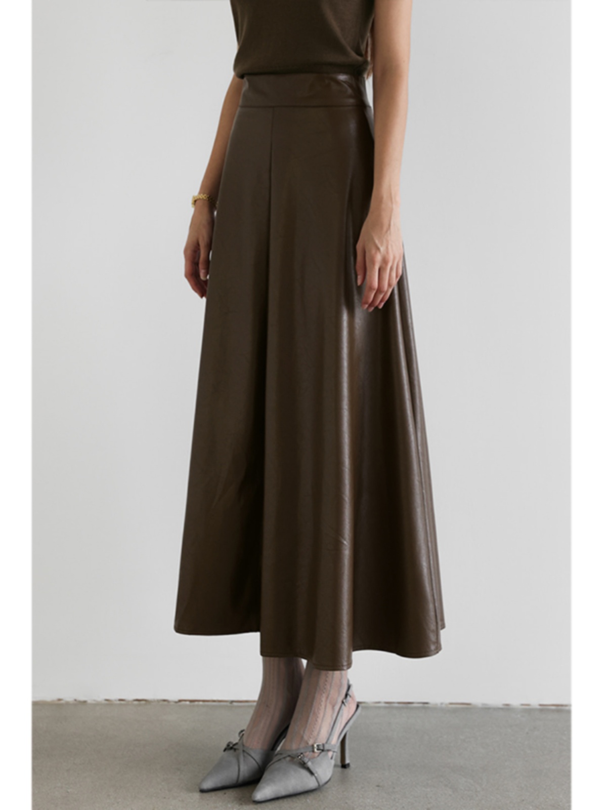 ブルベ冬服　上品な光沢感のある合成皮革風フレアロングスカート