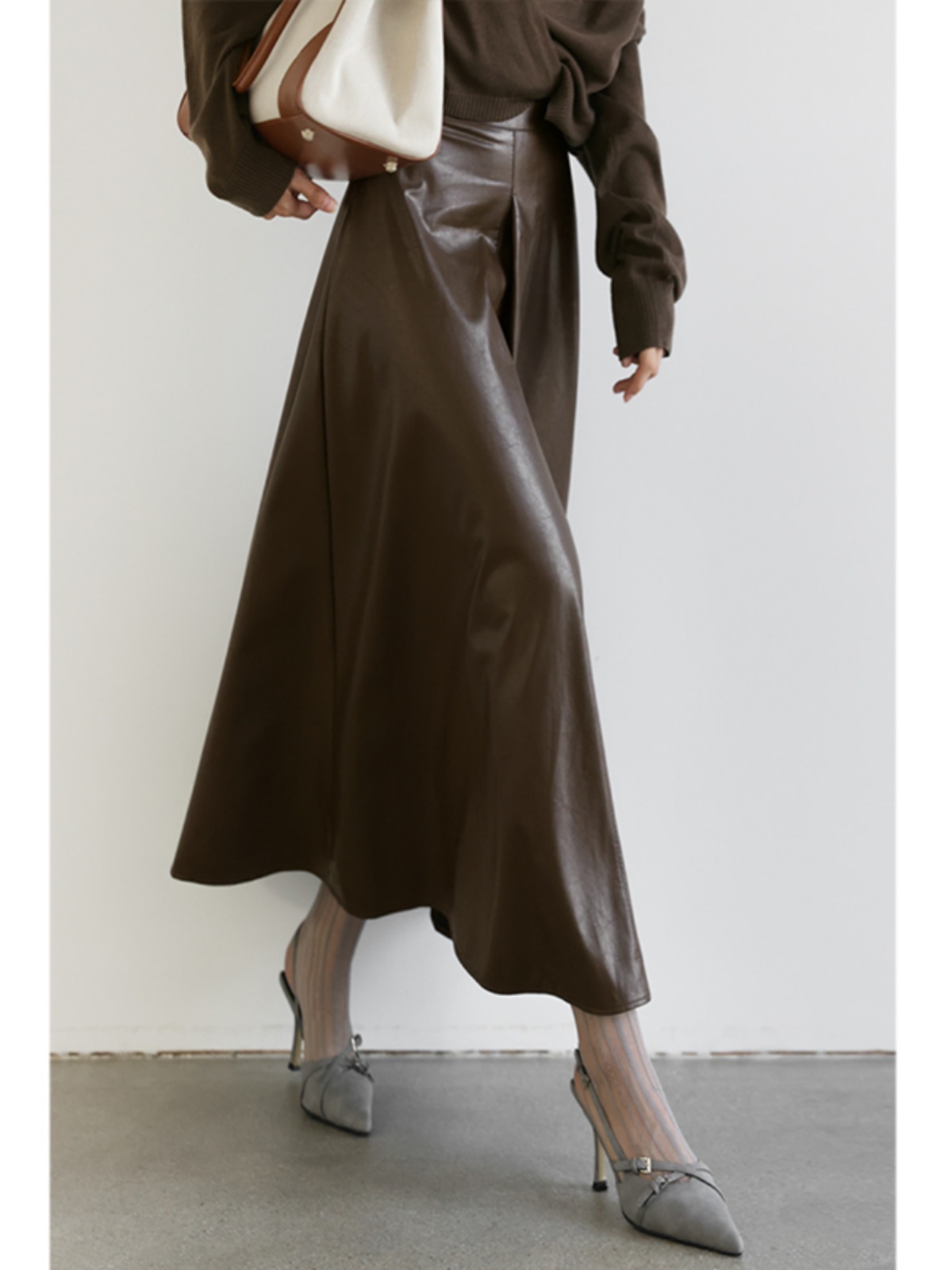 ブルベ冬服　上品な光沢感のある合成皮革風フレアロングスカート