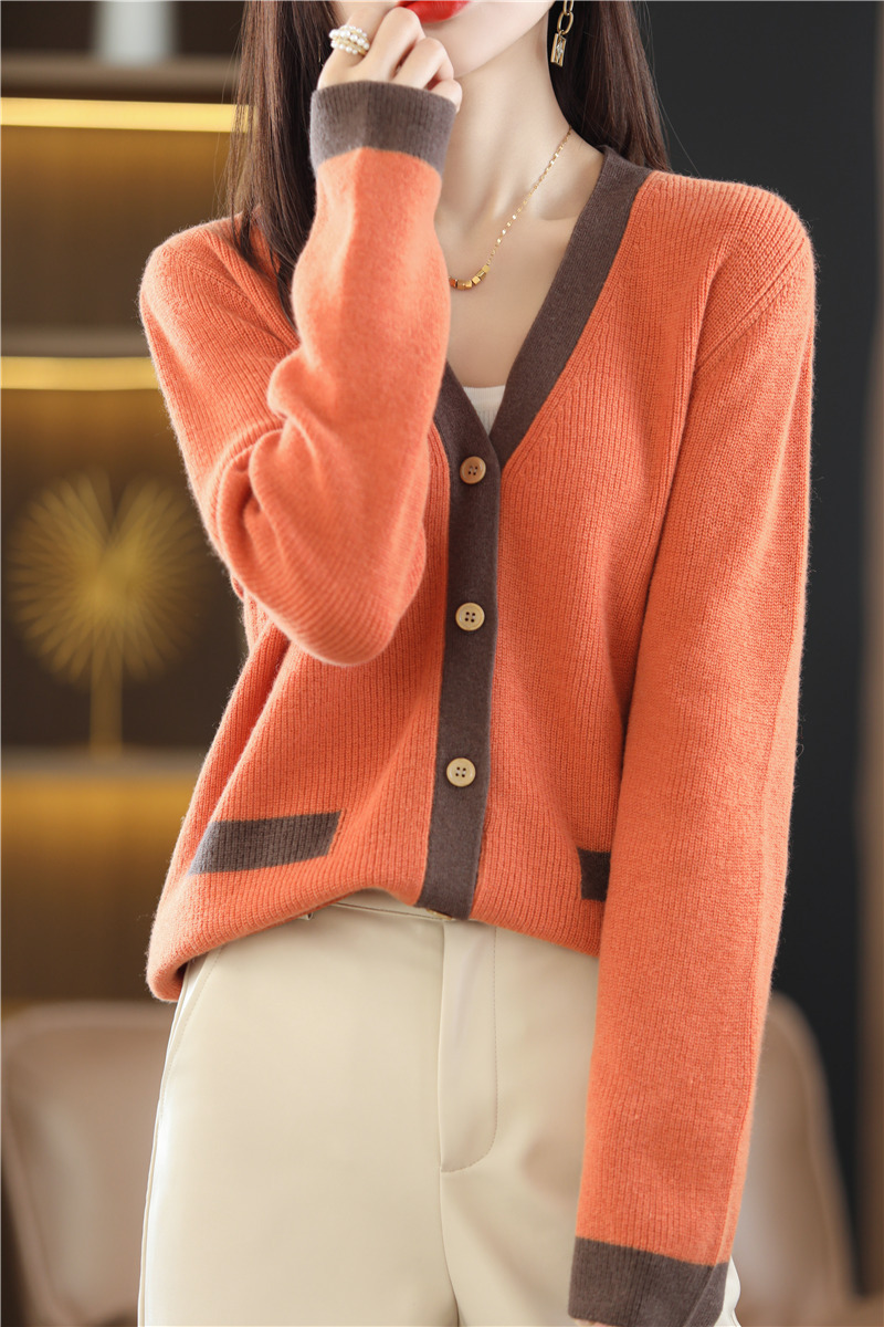 ブルベ夏/ブルベ冬服　配色切替ボタン付深襟ニット・カーディガン