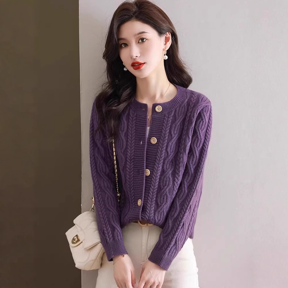 ブルベ夏/ブルベ冬　編み込み模様丸首ボタン留めカーディガン